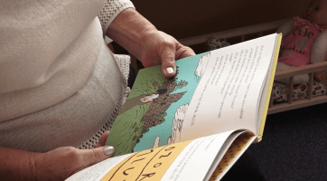 Hledají se babičky a dědečci, kteří budou chodit číst dětem do školek