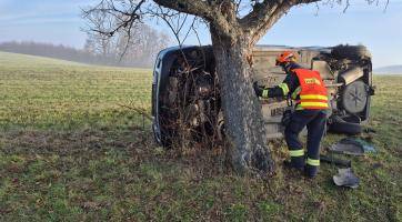 Po nehodě u Vizovic skončilo vozidlo převrácené na boku v poli. Řidičce pomohl dobrovolný hasič