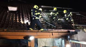 Kvůli požáru lednice v Chropyni hořela i střecha rodinného domu