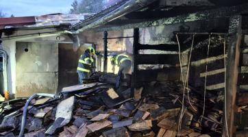 S požárem vyhřívané psí boudy v Pravčicích bojovalo pět jednotek hasičů. Škoda je za půl milionu