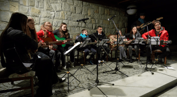 Děti uspávaly studánky a lampionovým průvodem dorazily za divadlem