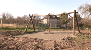 Nové dopadové plochy na hřišti v ZŠ a MŠ zajistí bezpečnější hraní