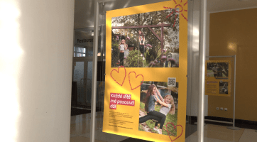 Výstava představuje 16 příběhů pěstounství z regionu