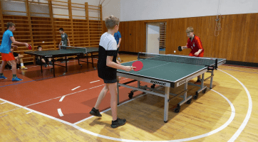 Turnaj ve stolním tenise O pohár 17. listopadu vyhráli žáci Hoplíček a Pavlica