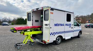 Zlínští strážníci mají nový vůz k převozu opilců do záchytné stanice. Pochvalují si omyvatelný interiér