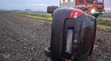 Po nehodě u Ludslavic skončilo osobní vozidlo převrácené v poli