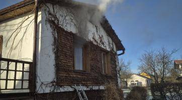 S požárem domu na Vsetínsku bojovalo pět jednotek hasičů. Pro zraněného muže letěl vrtulník