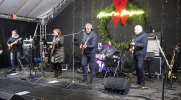 Při rozsvěcování stromu zahrála kapela složená z vedení města