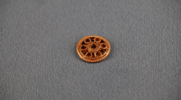 Výstava ukazuje miniaturní šperky vyrobené dávnými předky