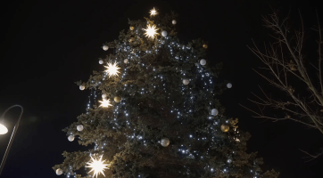 Ve Valašském Meziříčí spojili rozsvícení vánočního stromu s mikulášskou nadílkou