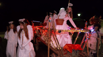 Mikuláš s andělským vozem taženým čerty přišel rozsvítit vánoční strom 