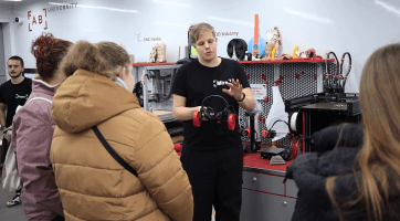 Na dnu otevřených dveří mohli návštěvníci vidět i budoucí dílny