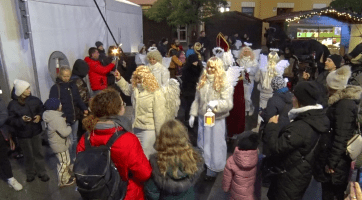 Mikuláš s družinou přijel obdarovat hodonínské děti