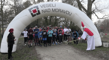 Mikulášský běh rozhýbal dospělé a pomohl dětem