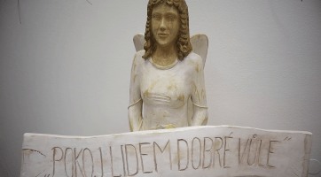 Radniční galerii zaplnily betlémy od pětice řezbářů