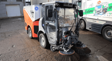 Nové vozidlo pomůže se zametáním chodníků i se zimní údržbou