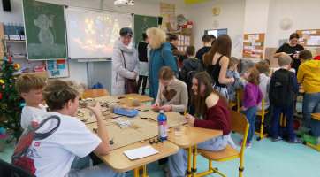 Vánoční dílničky každoročně stmelují celou školu