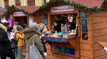 Veselé vánoční hody vyvrcholí na Dolním náměstí zpíváním koled