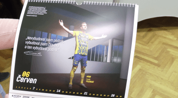 Fotbalisté vzdávají hold Baťovi unikátním kalendářem