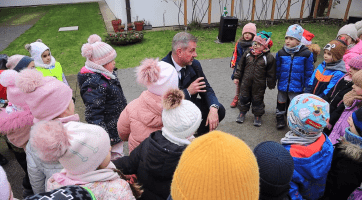 Děti z mateřských škol uvítala vánočně vyzdobená radnice