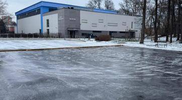 U městské sportovní haly v Otrokovicích se chystá kluziště