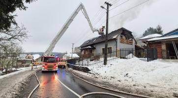 U požáru domu ve Hvozdné zasahuje pět jednotek hasičů. Vystrašení psi pokousali hasiče i majitele