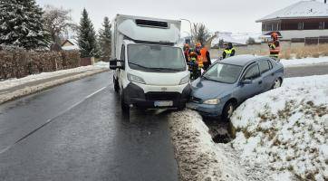 Na hlavním tahu v Rackové se srazila dodávka s osobákem. Zranili se dva lidé