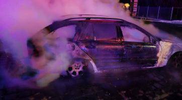 Muž se v hořícím autě snažil zachránit další vozidla na parkovišti. Úspěšně, z jeho vozu ale zůstal jen vrak