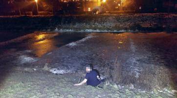 Lednové trable s opilci ve Zlíně: Muž ležel v tričku u zamrzlé řeky, žena si ustlala na sněhu