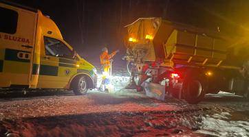 Sanitka cestou k pacientovi uvízla na zledovatělé silnici. Pomohla Horská služba a silničáři