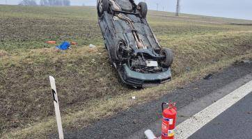Osobní vozidlo skončilo po srážce s dodávkou v příkopu na střeše