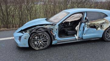 U Veletin se srazila dodávka s elektromobilem. Odnesly to "jen" plechy