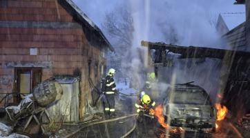Ranní požár v Zašové napáchal škodu za více než milion korun. Zničena je kůlna s přístřeškem i zaparkované auto