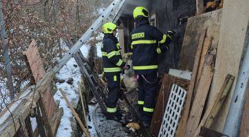 Požár dřevěné chaty v Lužné způsobil škodu za půl milionu korun 