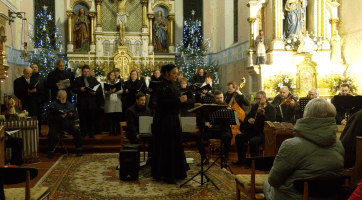 Zpěv sboru rozezněl kostel a podpořil jeho opravu