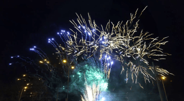 První podvečer roku 2026 ožilo centrum Zlína světelnou show na nebi