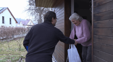 Dobrovolníci a štědří dárci na Vánoce potěšili rožnovské seniory