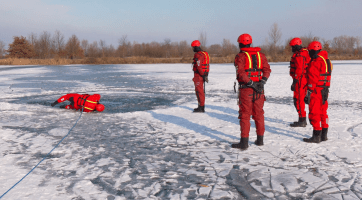 Hasiči z Uherského Hradiště trénovali záchranu z ledu