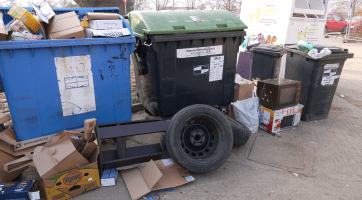 Uherské Hradiště bojuje s nepořádkem u kontejnerů i znečištěným bioodpadem