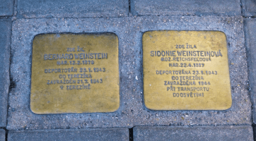 Náměstci hejtmana zapálili svíčky u kamenů zmizelých