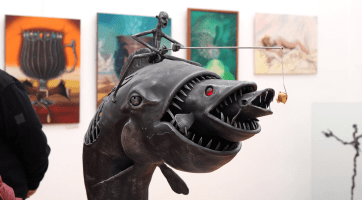 Propojení uměleckého kovářství a vystavených obrazů nabízí netradiční podívanou