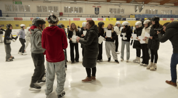 Žáci ze ZŠ Kvítková dostali vysvědčení na ledě