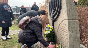 Oběti holokaustu si lidé připomínali u vypálené synagogy na Štěpánské ulici