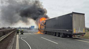 Požár kamionu uzavřel dálnici D55 směrem na Hulín