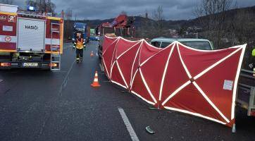 Tragická nehoda na silnici I/57 u Vsetína: Řidič dodávky na místě zemřel