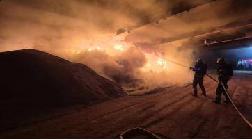 Požár biomasy v Huštěnovicích zaměstnal devět jednotek hasičů. Plameny byly vidět už z dálky