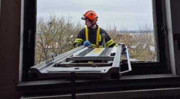 Aby se hasiči dostali k pacientovi, museli rozbít okno, pak ho spouštěli na plošině