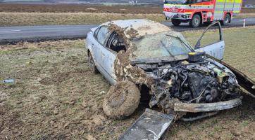 Osobní vozidlo skončilo po nehodě v poli, jeden člověk se zranil