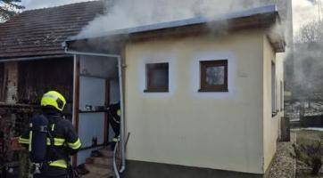 Požár domu ve Valašských Kloboukách: Muž se nadýchal kouře, do akce šly tři jednotky hasičů