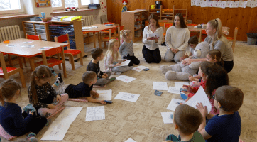 Žačky učily předškoláky finanční gramotnost